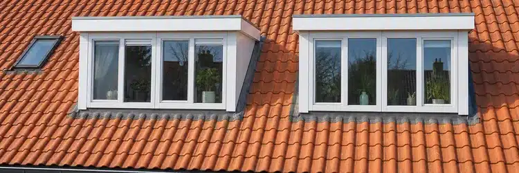 Twee dakkapellen naast elkaar op het achterdak van een rijtjeswoning