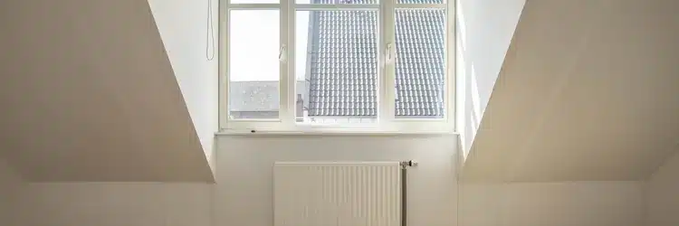 Lichte zolderkamer met dakkapel aan de binnenkant