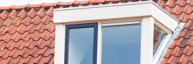 Dakkapel met kunststof bekleding en houten afwerking op een schuin dak