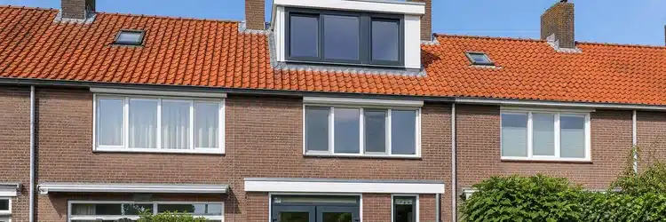 Witte kunststof dakkapel op het achterdak van een rijtjeswoning