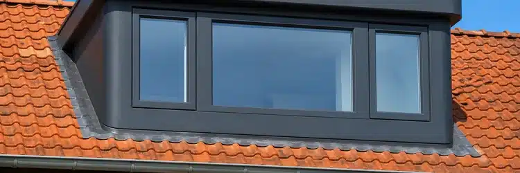 Antracietgrijze polyester dakkapel met naadloze gelcoat-afwerking op een pannendak