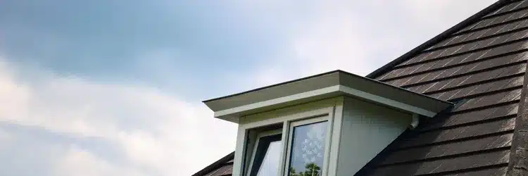 Dakkapel op een schuin dak met meer licht op de bovenverdieping