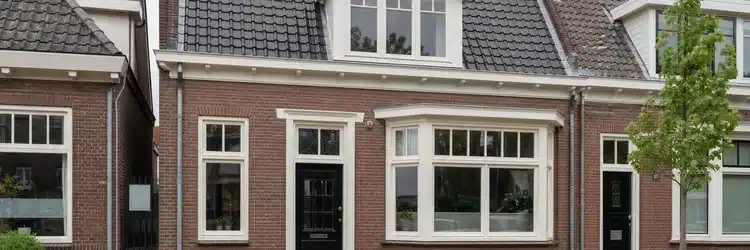 Houten dakkapel in dezelfde crème-witte kleur als de kozijnen van een oudere woning