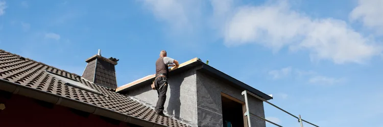 Dakkapel specialist bespreekt offerte en planning met bewoners aan tafel