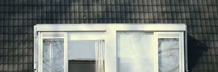 Dakkapel aan de achterkant van een woning waarvoor de vergunning wordt gecontroleerd