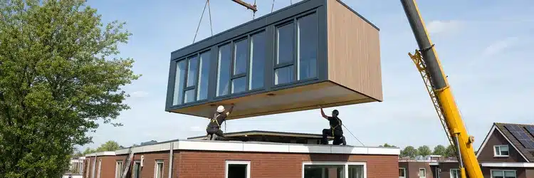 Extra slaapkamer in een dakopbouw op een plat dak met veel daglicht