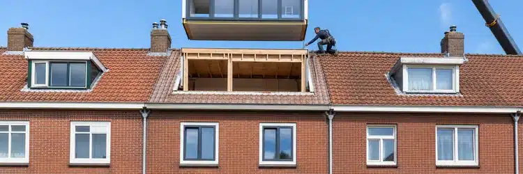 Dakopbouw op een rijtjeswoning met aansluiting op naastgelegen daken